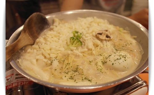 2013年韓國行Day3 起士年糕鍋~邊吃邊牽絲!!! – 弘大 “칼라떡볶이-누리미 六色鍋”