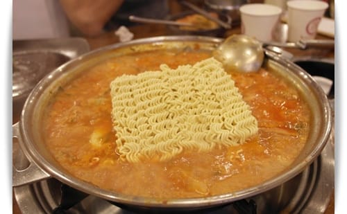2013年韓國行Day4 部隊鍋越吃越上癮!!! – 明洞 “최씨아저씨부대찌개崔氏大叔部隊鍋”