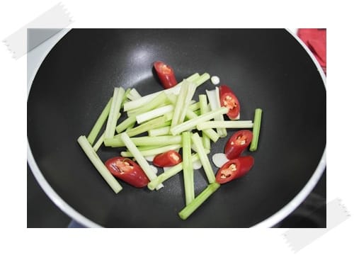 [My Little Kitchen] 吃的到鮮味喔~~~芹菜炒雙鮮(干貝+蝦仁)