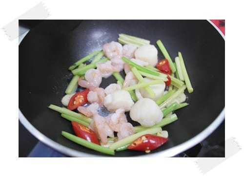 [My Little Kitchen] 吃的到鮮味喔~~~芹菜炒雙鮮(干貝+蝦仁)