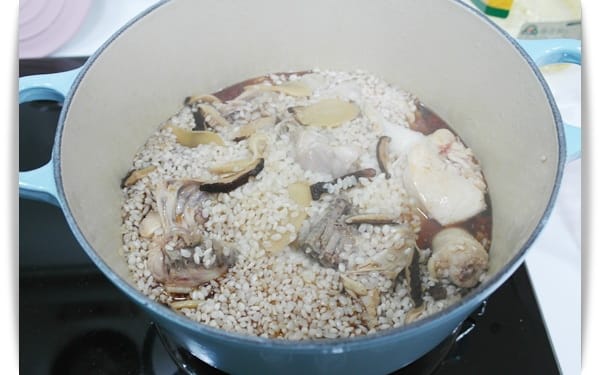 [My Little Kitchen] 天冷了~~來鍋麻油香菇雞肉飯吧!!