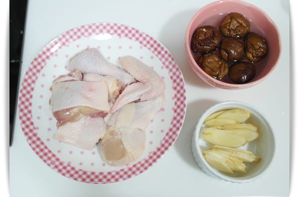 [My Little Kitchen] 天冷了~~來鍋麻油香菇雞肉飯吧!!