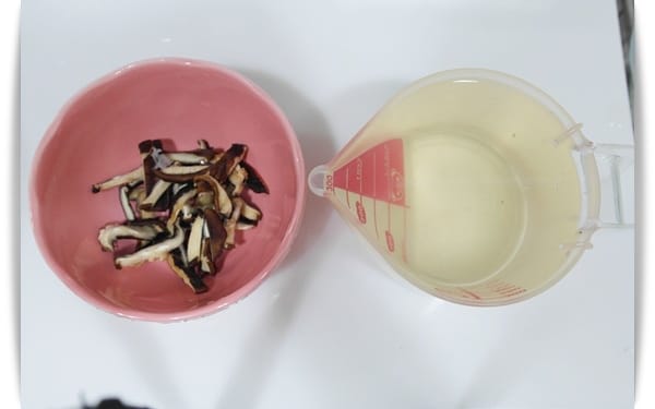 [My Little Kitchen] 天冷了~~來鍋麻油香菇雞肉飯吧!!