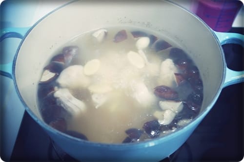 [My Little Kitchen] 不敗的元氣湯品!! – 香菇雞湯