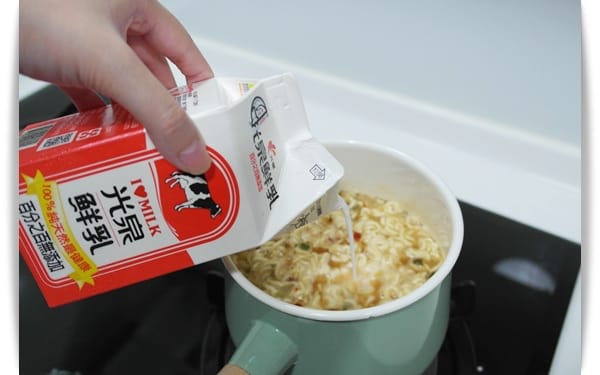 [My Little Kitchen] 宵夜吃什麼~~~來碗”濃醇版辛拉麵”!!