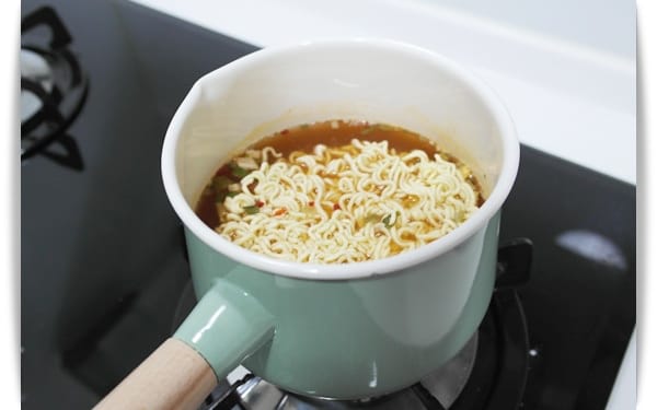 [My Little Kitchen] 宵夜吃什麼~~~來碗”濃醇版辛拉麵”!!