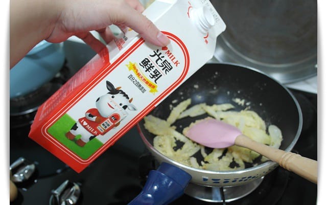 [My Little Kitchen] 白醬電鍋泡菜燉飯~香濃又香辣!!