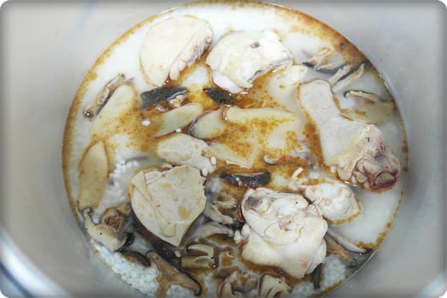 [My Little Kitchen] 用電鍋煮”麻油雞飯”~~香氣誘人好美味!!