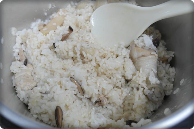 [My Little Kitchen] 用電鍋煮”麻油雞飯”~~香氣誘人好美味!!