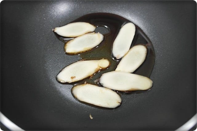 [My Little Kitchen] 用電鍋煮”麻油雞飯”~~香氣誘人好美味!!