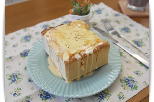 [My Little Kitchen] 熱烘烘烤吐司也走韓風喔~~韓風咖啡店的”蒜香起士吐司”!!