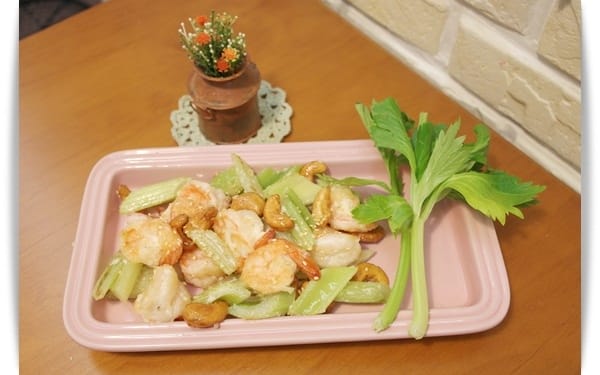 [My Little Kitchen] 賞心悅目簡單好上菜!! – 西洋芹腰果蝦球