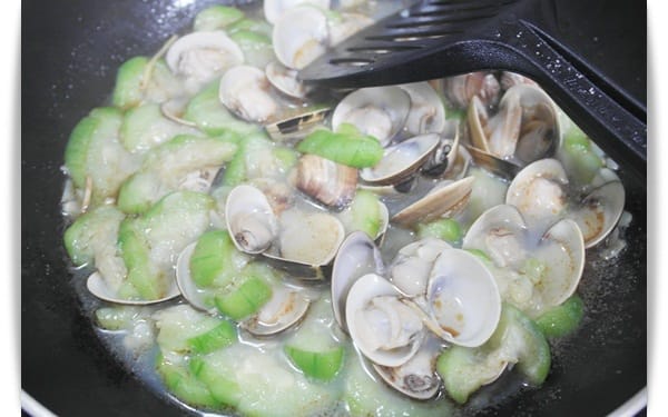[My Little Kitchen] 湯汁也好拌飯~~蛤蠣絲瓜!!
