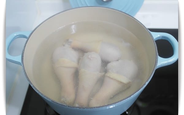 [My Little Kitchen] 家常菜~滷雞腿!!! – 不小心滷成烏骨雞了!!!