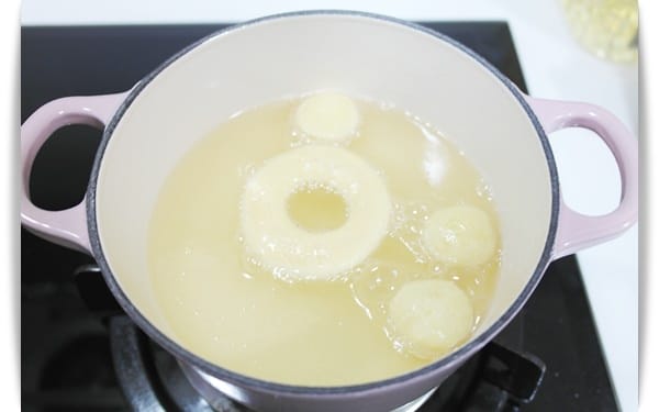 [My Little Kitchen] 用鬆餅粉做「甜甜圈」 – 嚐一口兒時回憶!!