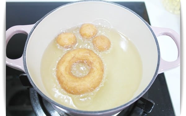 [My Little Kitchen] 用鬆餅粉做「甜甜圈」 – 嚐一口兒時回憶!!