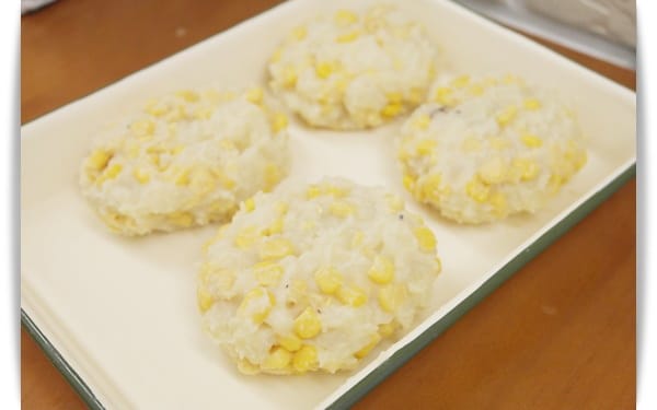 [My Little Kitchen] 免油炸，好健康!! – 馬鈴薯玉米可樂餅