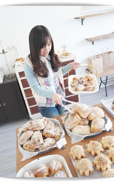 老舊公寓裡，有著令人喜愛的香氣 ❤ 「小花麵包店」