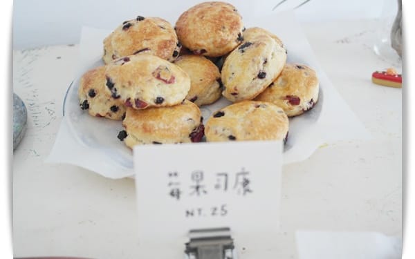 老舊公寓裡，有著令人喜愛的香氣 ❤ 「小花麵包店」