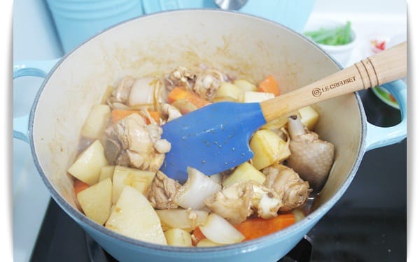 [My Little Kitchen] 吸附湯汁的軟嫩雞肉，香辣又下飯「韓式辣燉雞湯 닭볶음탕」