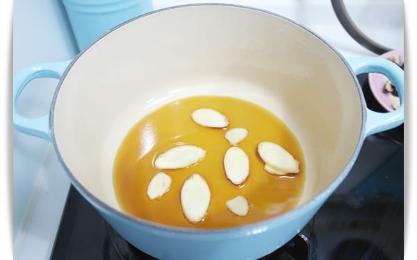 [My Little Kitchen] 暖身必備料理，香噴噴「香菇麻油雞炊飯」♡
