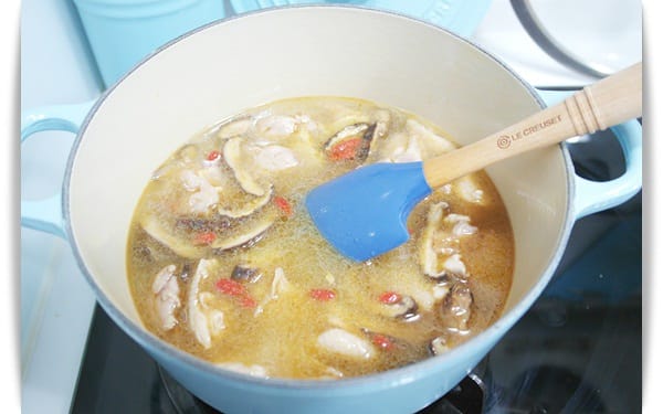 [My Little Kitchen] 暖身必備料理，香噴噴「香菇麻油雞炊飯」♡