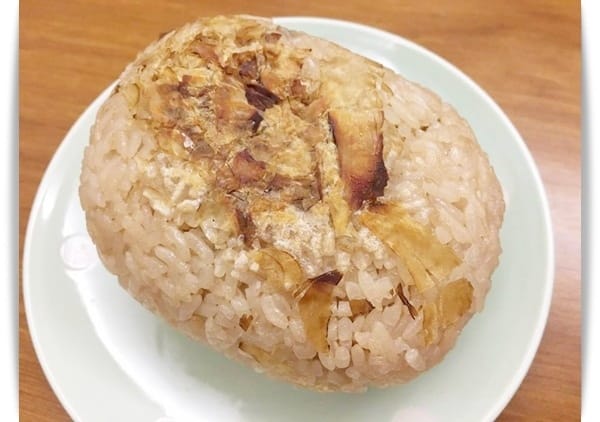 帶著綠茶香氣飯丸，吃好飽的散步美食 ❤  美食大肚腩《力飯丸》