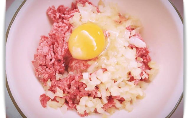 [My Little Kitchen] 咬下鮮嫩多汁漢堡肉，嘴內香氣四溢!! -「番茄大蒜燉漢堡排」