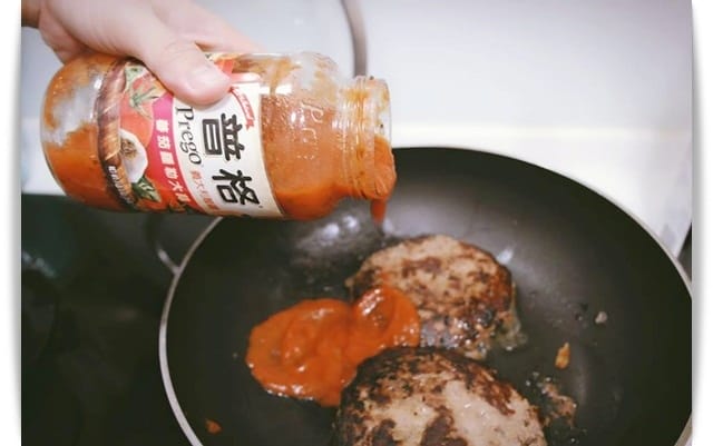 [My Little Kitchen] 咬下鮮嫩多汁漢堡肉，嘴內香氣四溢!! -「番茄大蒜燉漢堡排」