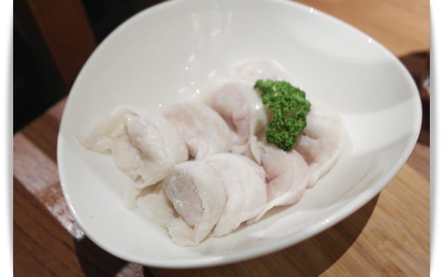 特製湯頭小火熬燉，輕井澤另一品牌「拾七石頭火鍋」