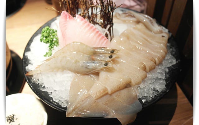 特製湯頭小火熬燉，輕井澤另一品牌「拾七石頭火鍋」