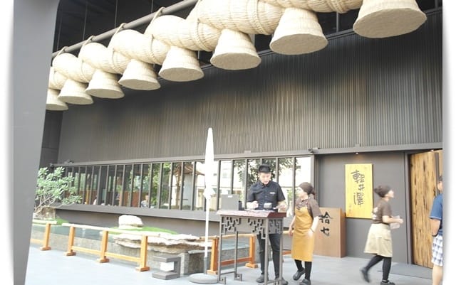 特製湯頭小火熬燉，輕井澤另一品牌「拾七石頭火鍋」