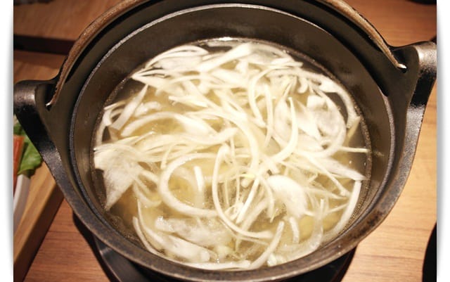 特製湯頭小火熬燉，輕井澤另一品牌「拾七石頭火鍋」