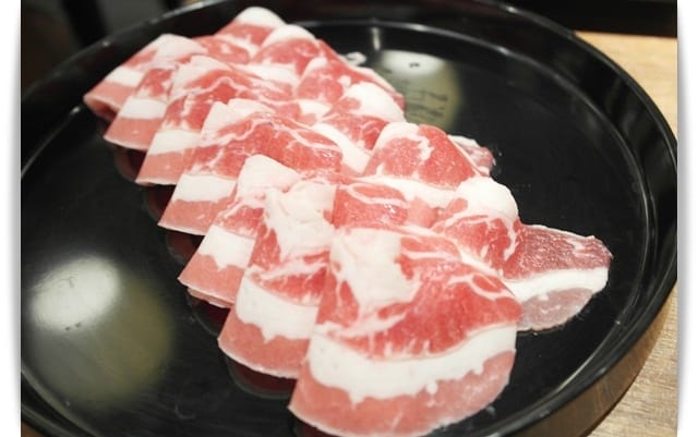 特製湯頭小火熬燉，輕井澤另一品牌「拾七石頭火鍋」