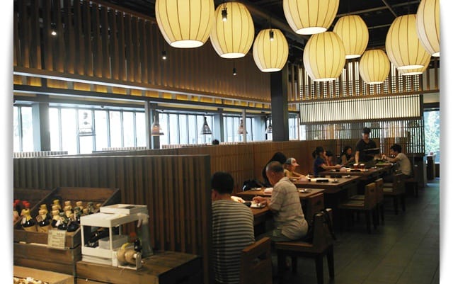 特製湯頭小火熬燉，輕井澤另一品牌「拾七石頭火鍋」