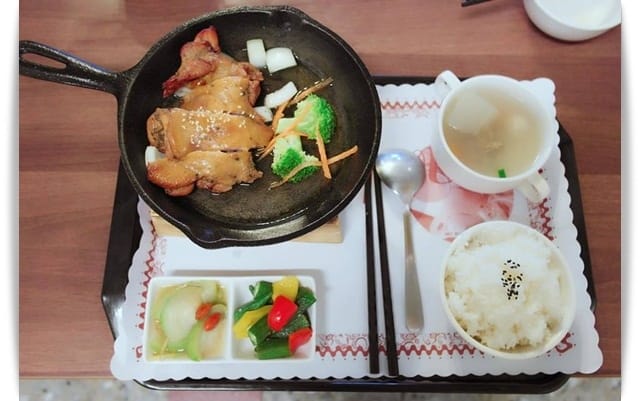 換上原住民服飾、吃著原住民風味餐!! – 「五餅二魚複合式餐飲」