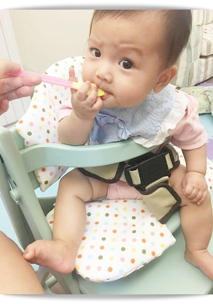 【Ingrid】好粉嫩，與寶寶一起吃到大的「AFFEL馬卡龍幼兒實木高腳餐椅」♪