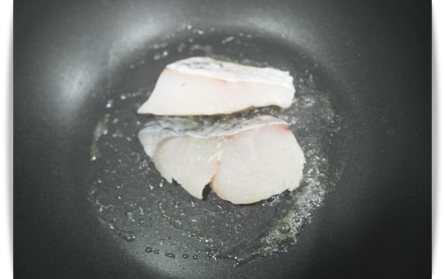 [Baby Food] 寶寶洋食風西餐，促進食慾「嫩煎魚排佐青醬」♪