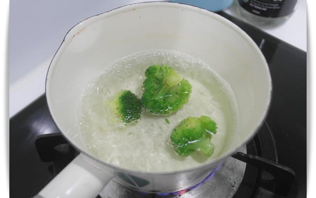 [Baby Food] 寶寶洋食風西餐，促進食慾「嫩煎魚排佐青醬」♪