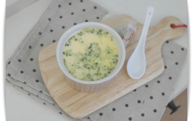 [Baby Food] 好滑溜，蛋黃版「花椰菜蒸蛋」♪