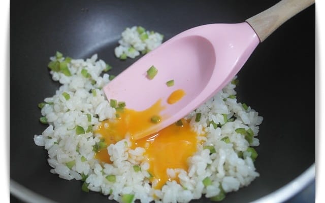 [Baby Food] 香氣十足，寶寶版「青椒蛋炒飯」♪