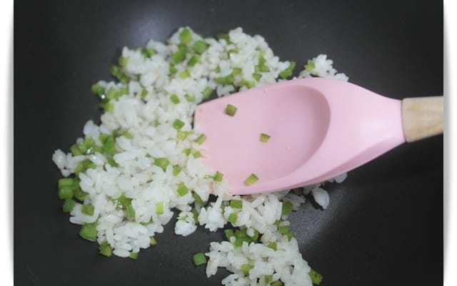 [Baby Food] 香氣十足，寶寶版「青椒蛋炒飯」♪