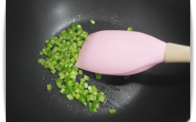 [Baby Food] 香氣十足，寶寶版「青椒蛋炒飯」♪