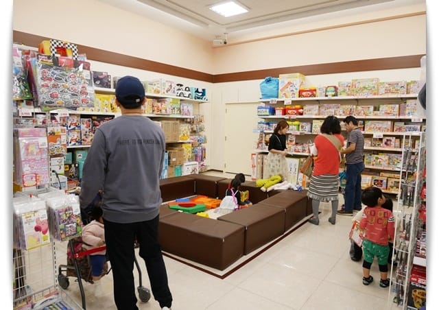 2017年沖繩親子遊 ♡ 浦添市逛「GU」、媽媽必逛「Birthday」嬰幼兒用品店 。