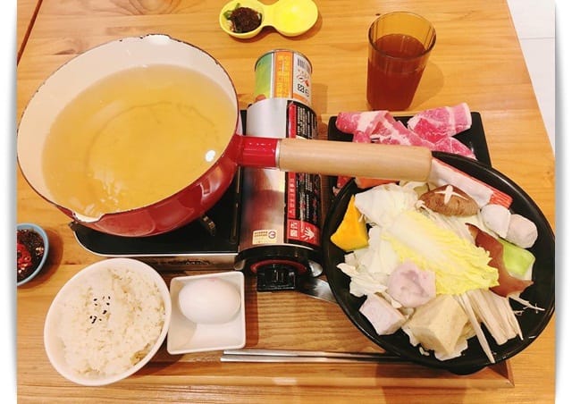 好香好香，花叢裡享用玫瑰火鍋「花巷草弄 」♪