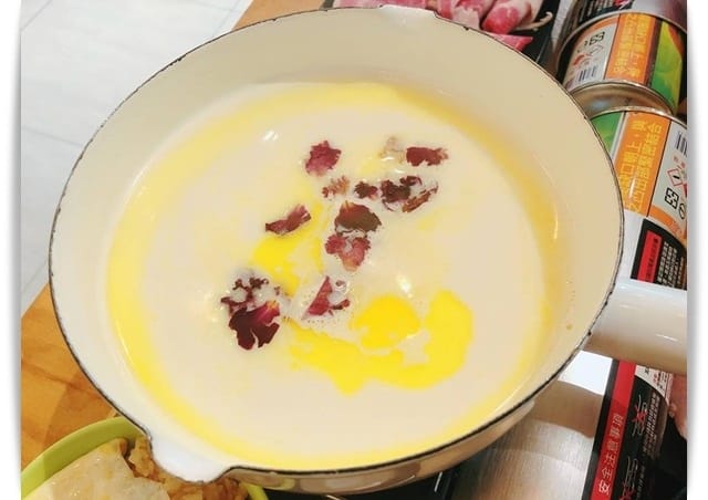 好香好香，花叢裡享用玫瑰火鍋「花巷草弄 」♪