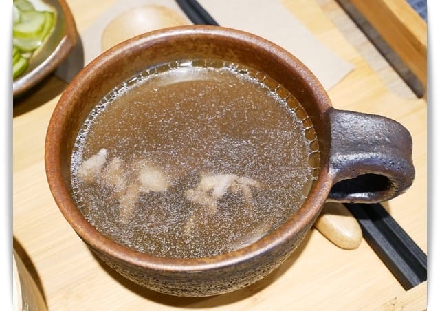 好文青「老宋咖啡Thesungcafe」有賣咖啡也有賣油飯。