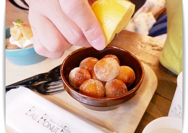 2017年沖繩親子遊 ♡ 球形甜甜圈「Ball Donut Park」一顆一顆好好吃。