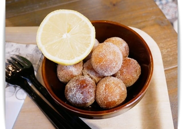 2017年沖繩親子遊 ♡ 球形甜甜圈「Ball Donut Park」一顆一顆好好吃。