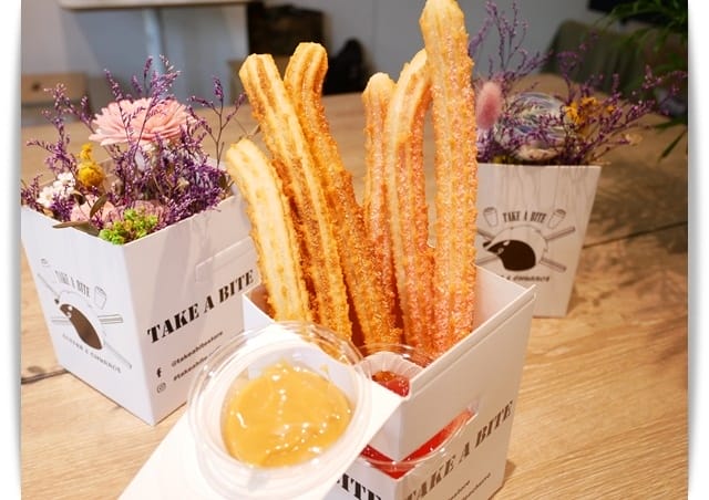 高雄「Take a Bite」現炸吉拿棒的咖啡店。